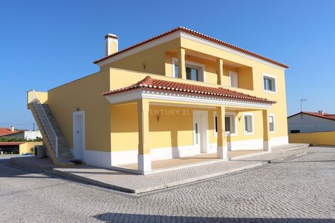 Come and visit this excellent villa located in Coruche Valverde, 30 minutes from Santarém and Benavente. Two-storey villa with 1,513m2 of land and 237m2 of living space Ground floor: fitted kitchen with laundry and pantry lounge bedroom and full bath...