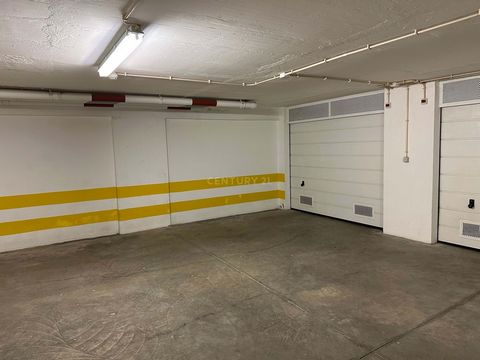 Do you need a closed space to store your vehicle? This box is available. In a recent building, I present this excellent closed box to store a vehicle with complete security and privacy. With a total area of approximately 18m2, this box is located on ...