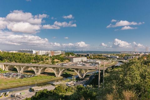 Cobertura localizada na Urbanização Terraços da Ponte com uma vista desafogada da paisagem circundante. Imóvel único com 8 assoalhadas ( junção de T4 com T2 ) no último andar, sendo dotado ainda de duas boxes e várias varandas perfazendo um total de ...