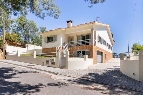Fantastische villa, een uitstekende optie voor wie op zoek is naar een ruim en comfortabel huis, gelegen in een rustige omgeving, omgeven door groene ruimtes, goede blootstelling aan de zon, op 7 km van de prachtige en toeristische stad Aveiro, ons V...