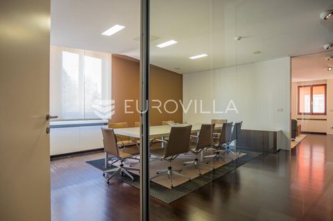 We are proud to offer you an office on the 1st floor of a residential building in the very center of Rovinj. Originally joined from two apartments. The office consists of two separate entrances, divided into two parts. One part contains 2 office room...