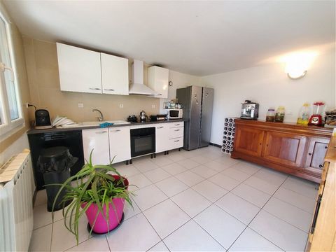 Millau. On the garden level of a detached house, come and discover this T4 apartment located on the heights of Millau. It consists of a fitted kitchen which serves a bright living room of more than 30m2 with access to a spacious terrace, a private ga...
