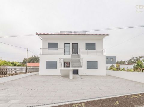 Allotment consisting of four articles, located in Castanheiro, Bom Sucesso, next to Lagoa da Vela 1- Urban Building - Building for housing and offices, with a total land area of 585m2 and construction of 133m2. This property corresponds to two T1 apa...