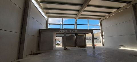 Located in a gated community in the Business Center of Arruda dos Vinhos, the new Industrial Hub is growing. Warehouse with a useful area of 300 m2, distributed as follows: Floor 0: 253 m2; Mezzanine: 48 m2; Main features: - Maximum height: up to 8 m...