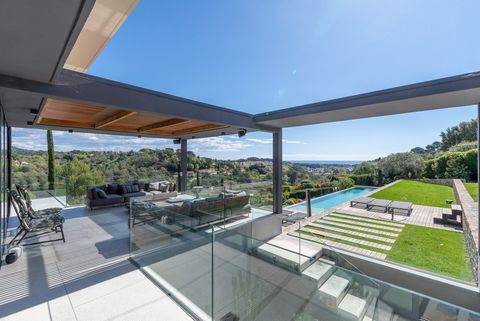 Exceptional property built by a renowned architect in the heart of a sought after secure domain, quiet at the end of a dead end path and sheltered from view, enjoying a breathtaking view of the sea, the hills and the surrounding countryside. The vill...