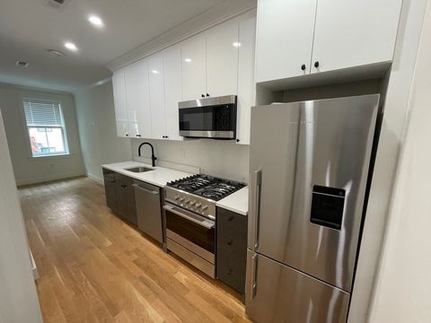 Rare AAA+ Trophy Location in amazing Beacon Hill. A rare diamond in the heart of it all. Condo-Quality Renovation in 2022. Each of the 4 units includes Fisher & Paykel kitchen, luxury bath, in-unit washer/dryer and great ceiling heights. All new elec...