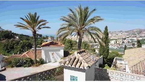 Large villa located in the El Capricho urbanization, a quiet and comfortable environment to live. Very close to the center of Almuñécar and its beaches. It is built on two levels, has 4 bedrooms, 2 bathrooms, kitchen with laundry room and living room...