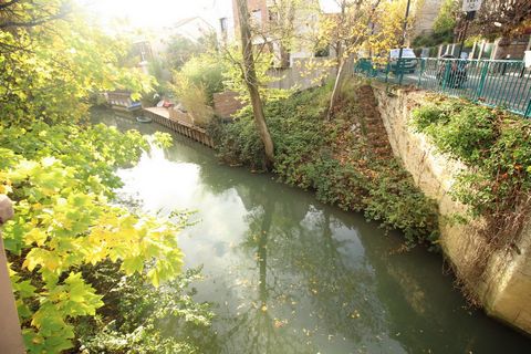 Exceptional area and environment, 300m from Place Verdun and less than 10min walk from the RER A, house comprising: entrance, double living room, kitchen, toilet and bedroom. Upstairs: hallway, 3 bedrooms and a bathroom with toilet. Annex, terrace, g...