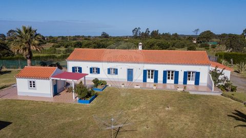 Farm in Cavaleiro with a 3 bedroom villa of excellent quality and a plot of 43,000 m2. The property is sold in perpetual surface right. The house has three bedrooms, equipped kitchen, living room with fireplace. Three bathrooms. Central heating. One ...