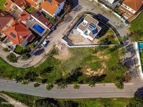 Plot of land for construction of housing building in Meia Via-Torres Novas   Near the residential area of the Casal Vaz Urbanization, next to beautiful villas, in this beautiful and quiet parish of the Municipality of Torres Novas, we have to present...