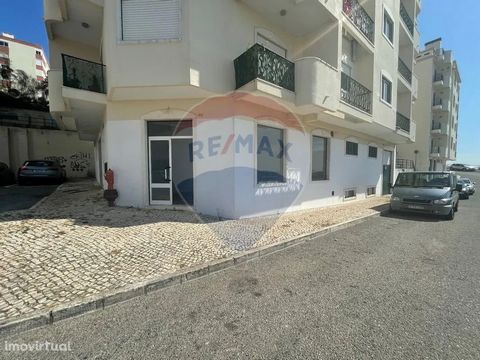 Shop for Sale in Casal de Brás   Small shop with 35m2 of area located on Rua Emidio da Conceição Fernandes, with two windows and access for people with reduced mobility. Good investment opportunity!