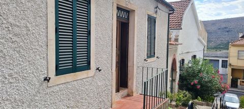 3 bedroom apartment in Mira de Aire, which is 15 km from Porto de Mós and Fatima. The apartment consists of three bedrooms, a bathroom with bathtub, a spacious hall, a kitchen and a large living room with fireplace. The entrance has private access, o...