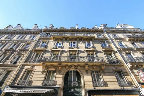 PALAIS ROYAL - OPÉRA De VANEAU-groep biedt u een servicekamer op de 6e verdieping van een Haussmann-gebouw. Ideaal gelegen in het hart van het 1e arrondissement tussen het Palais Royal en de Opéra. Ideaal voor huurinvestering of 1e aankoop. Loi ALUR:...
