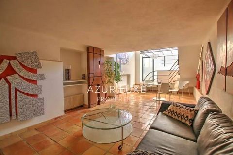 DUPLEX OF 80m² LOFT TYPE IN ABSOLUTE CALM Located in the heart of Saint Jean Cap Ferrat, this duplex apartment in an industrial loft style offers beautiful volumes and an outdoor area of 15m². The ground floor consists of a large living room with ope...