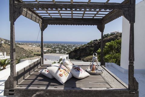 Ta wyjątkowa willa położona jest na pięknej wyspie Skyros i oferuje wspaniałe widoki na Morze Egejskie. Znajduje się bardzo blisko głównego placu, zaledwie kilka minut spacerem od plaży i tylko 3 minuty od centrum wyspy Chora. Budynek składa się z tr...