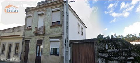 House with 2 floors, 3 fronts, for restoration. Yard all walled in its surroundings, well, outdoor bathroom, parking for 2/3 cars, winery/mill, corral for animals, storage and a T1. Façade in carved stonework and tile and balcony on the 1st floor. Ex...