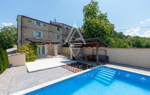 Motovun Center - Authentic stone house with pool for sale Discover a piece of authentic Istrian heritage in a quaint village near the historical town of Motovun. This charming stone house, set on a 250 m2 plot, spans 150 m2 over two floors. It featur...