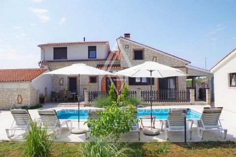 Vodnjan - Detached home with pool for sale Available for purchase is a detached residence equipped with a swimming pool, situated in the picturesque area near Vodnjan. This home is distributed over two floors: the ground floor features an entrance ha...