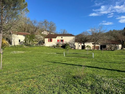 4 km from all shops and amenities in Mercuès-Espère. 12 km from Cahors. Primary schools on site. On a fenced and wooded plot of more than 3250 m² with a well, this property consists of: - a renovated main house with two access to terraces, a living r...