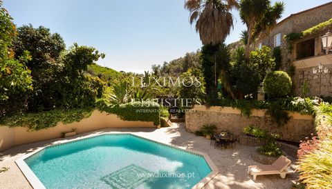 Superbe villa de cinq chambres entièrement reconstruite , à vendre, à Caldas de Monchique , Algarve Dans cette villa, on trouve au rez-de-chaussée un grand salon , une salle à manger en espace ouvert, une cuisine équipée et une salle de bains . Les c...