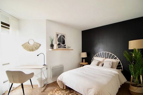 We invite you to Puteaux, just outside Paris, to discover this 14 m² bedroom. Located in a large 100 m² flat, it has been completely redesigned and fitted out. A room filled with softness thanks to its white and brown tones, it includes a sleeping ar...