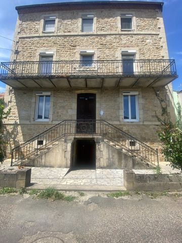 I offer you this investment building, center of Capdenac Gare, 1 minute walk from all amenities, quiet away from busy streets. This beautiful building from the 1900s has kept its authenticity and offers you to rent 6 apartments, all crossing, each wi...
