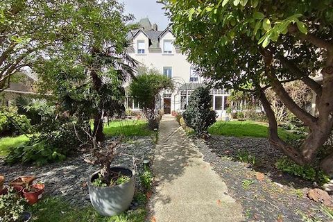 Located in the heart of a dynamic town in the Lorient region, close to the beaches, this splendid house of more than 300 m² is ideal for a large family. Favorite property, this beautiful building benefits from a pretty walled garden without any vis-à...