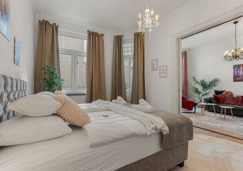 Welcome to LoC and this high-quality, centrally located apartment in the Oldenburg court district. Our accommodation offers: > high-quality and comfortable king size box spring bed (180x200cm) > high-quality and comfortable queen size box spring bed ...