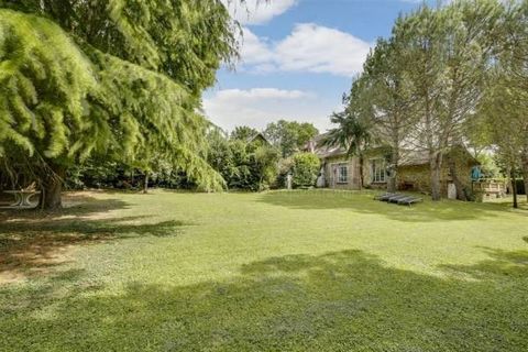 Could your new home be in Villennes Sur Seine (île)? This outstanding house, built in 1900 and now for sale, is definitely worth a look. Wonderful views featuring can be admired. The house offers a living area of 502 sq. m. The house layout starts wi...