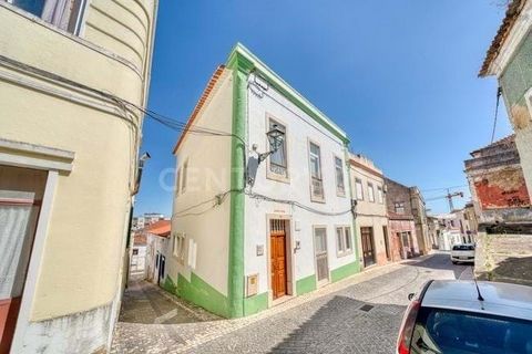 In the heart of the historic center of Rio Maior, we present this house consisting of 2 floors, with a total of 5 bedrooms, 2 bathrooms, living room, kitchen and attic (with excellent potential for use). This villa, with refined decoration, is now av...