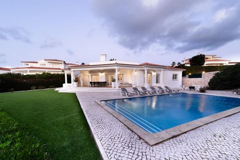 Detached 4 bedroom villa, located in the prestigious resort of Praia del Rey | Óbidos. This property is inserted in a 1.129 sqm plot of land, adjacent to the golf course, and has a 212.4 sqm construction area. Designed by the architect Salazar Montei...