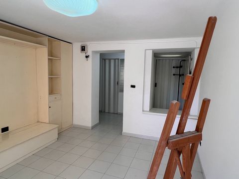Pescara: in a recently renovated building, nice two-room apartment facing the sea - Lungomare Matteotti - for sale! Located in the basement, this real estate solution is a very interesting proposal for its location in front of the sea, which can be a...