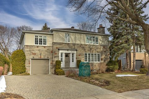 Beautiful and spacious family stone residence with classic charm, very well situated in the west sector of Ville Mont-Royal. Highly sought after location near St-Clément Ouest, Carlyle schools, numerous parks and within walking distance of the REM. B...