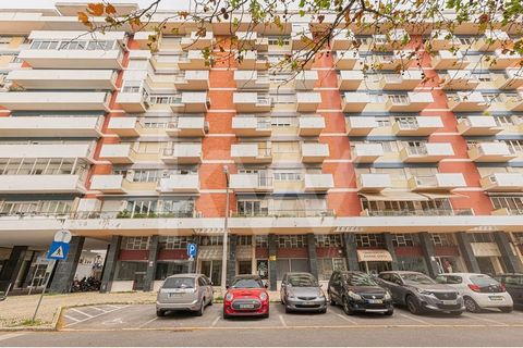 4 bedroom apartment for total refurbishment located on Praça Rainha Santa in Lumiar, with a generous 142 m² of space. This property offers a unique opportunity to create the home of your dreams, with a spacious balcony offering unobstructed views. Wi...