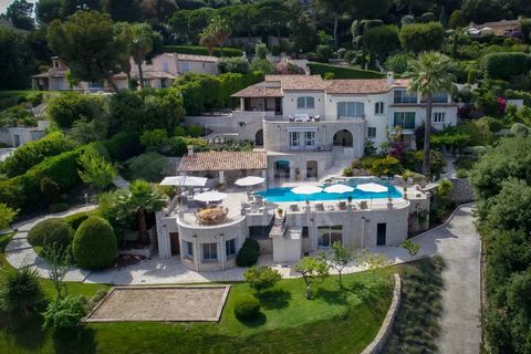 Magnifik villa totalrenoverad med en spektakulär 180° utsikt från Monaco till Cap D'Antibes! Beläget i den berömda privata och säkrade domänen 
