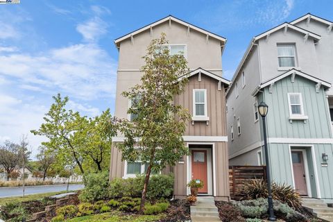 NEW PRICE IMPROVEMENT ******Elevate your living style to this modern eloquent abode.. a Tri-Level luxe which has a thought out floor plan, division of rooms without the traditional cramped walls. This 4 bedroom, 3.5 baths provides plenty of space. Si...