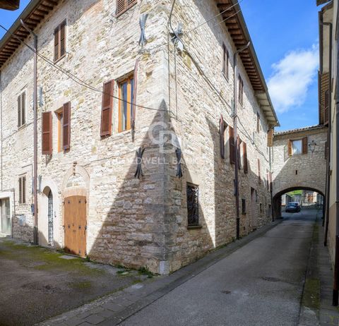 On the slopes of the Monte Cucco natural park, we offer for sale a splendid recently renovated apartment. The property has an independent entrance on the ground floor where we find a bathroom and a study, with exposed wooden beams, single-fired floor...