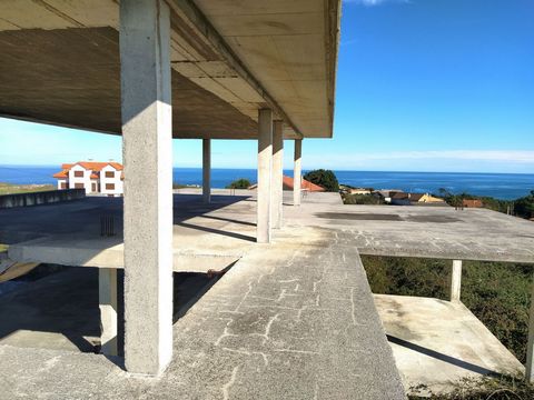 With a valid license to be able to finish this house! In the town of Ajo, in the municipality of Bareyo, with incredible views of the Cantabrian Sea, the cliffs and the lighthouse, a plot of 2200 m2 with a detached villa IN STRUCTURE is for sale. All...