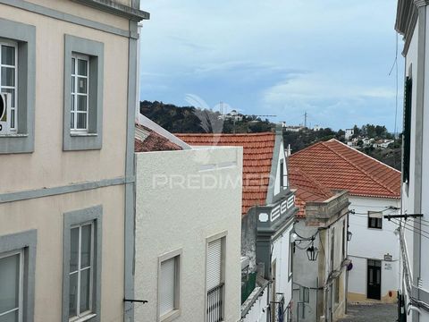 Come and discover this excellent opportunity, a villa with a terrace in the heart of the historic center of Palmela, a Portuguese village rich in memories and historical heritage. This villa has three bedrooms and a large living room. There is also a...