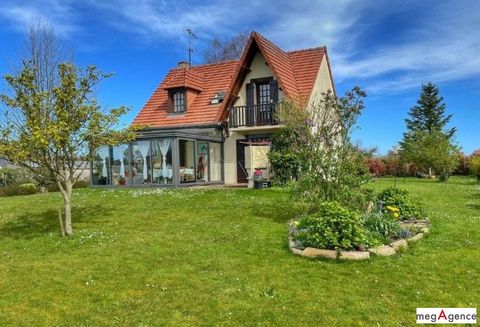 Located in the town of Valsemé in the heart of the Pays d'Auge, this pretty Norman-style house welcomes you in a green setting of 2,300 m2 with trees. Composed on the ground floor of an entrance giving access to the kitchen, dining room and living ro...