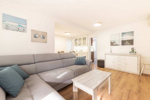 Discover the true beauty of living next to the Mediterranean Sea with this charming, completely renovated apartment, located in the coveted area of Gavà Mar. Featured Features: - Total area of 101 square meters, with 80 useful square meters perfectly...