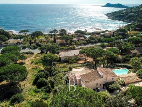Located in a private domain, charming provencal house of 230 sqm with a beautiful sea view. On a land of 1490 sqm, it is composed as follows: Entrance, beautiful living room with fireplace and dining room open on beautiful terraces with sea view, kit...