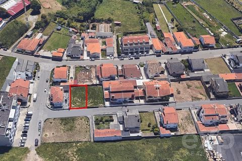 290 m2 plot of land, located in Serzedo, 4 km from Granja/Aguda beach and next to an access from the A29 highway. It includes a project to build a 3-bedroom villa with 104 m2 of implantation area, 2 floors and exposed to the south, east and north. It...
