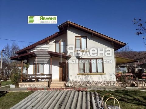 Yavlena präsentiert exklusiv ein zweistöckiges Haus mit Hof im Dorf Kovachevtsi, 1 Stunde von Sofia entfernt, in der Nähe des Staudamms. Bienenhaus. Das Haus ist massiv und wurde 1983 erbaut. und hat eine bebaute Fläche von 57 m², mit folgender Aufte...