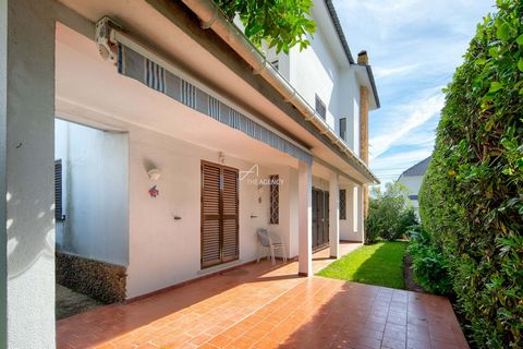 Located in Cascais. Discover this beautiful 3+1-bedroom villa located in Estoril. Through cosmetic remodeling, this property presents a great investment opportunity to create your dream home. The main floor welcomes you with a hall leading to a brigh...