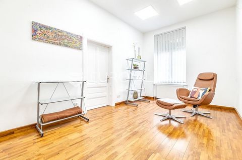 Donji grad, office space for a doctor's office 80 m2 on the high ground floor of a well-built and well-maintained building. It consists of an entrance hall, two working rooms, a kitchen, a room for a waiting room with an exit to a balcony facing the ...