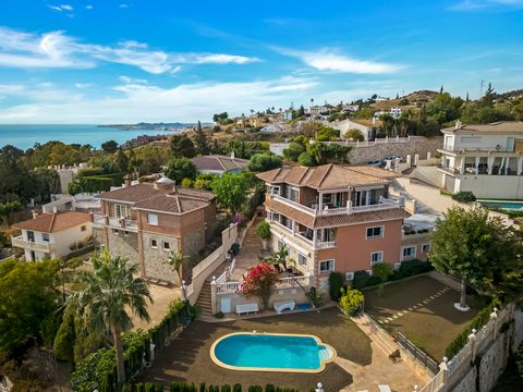 Beautiful villa for short term rent with sea views in Benalmadena. Built on the side of a mountain facing South Southeast, on 3 levels with 7 bedrooms (6 bedrooms available), 7 bathrooms (6 bathrooms available), 2 kitchens and 3 living rooms. The pro...