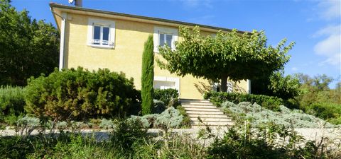Summary A Dauphinoise-style character house of 192 m², very bright, not overlooked, atypical, without work, at the end of a dead end, with one floor, built on a basement of 110 m², with a pretty cellar. Southeast exposure 7 beautiful rooms with high ...