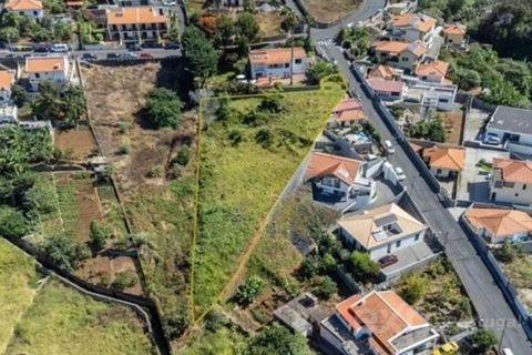 Are you looking to make your dream single storey house? Look no further, we have this plot of land in Caminho da Água de Mel, São Roque, with an approved project for two single-storey houses ready to start, for you and your family, or even for invest...