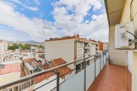 Welcome to this charming duplex on the peaceful Duquesa Victoria street in Terrassa! This home not only offers you a place to live but also a unique investment opportunity in a prime location. Situated on one of Terrassa's most serene streets, this d...